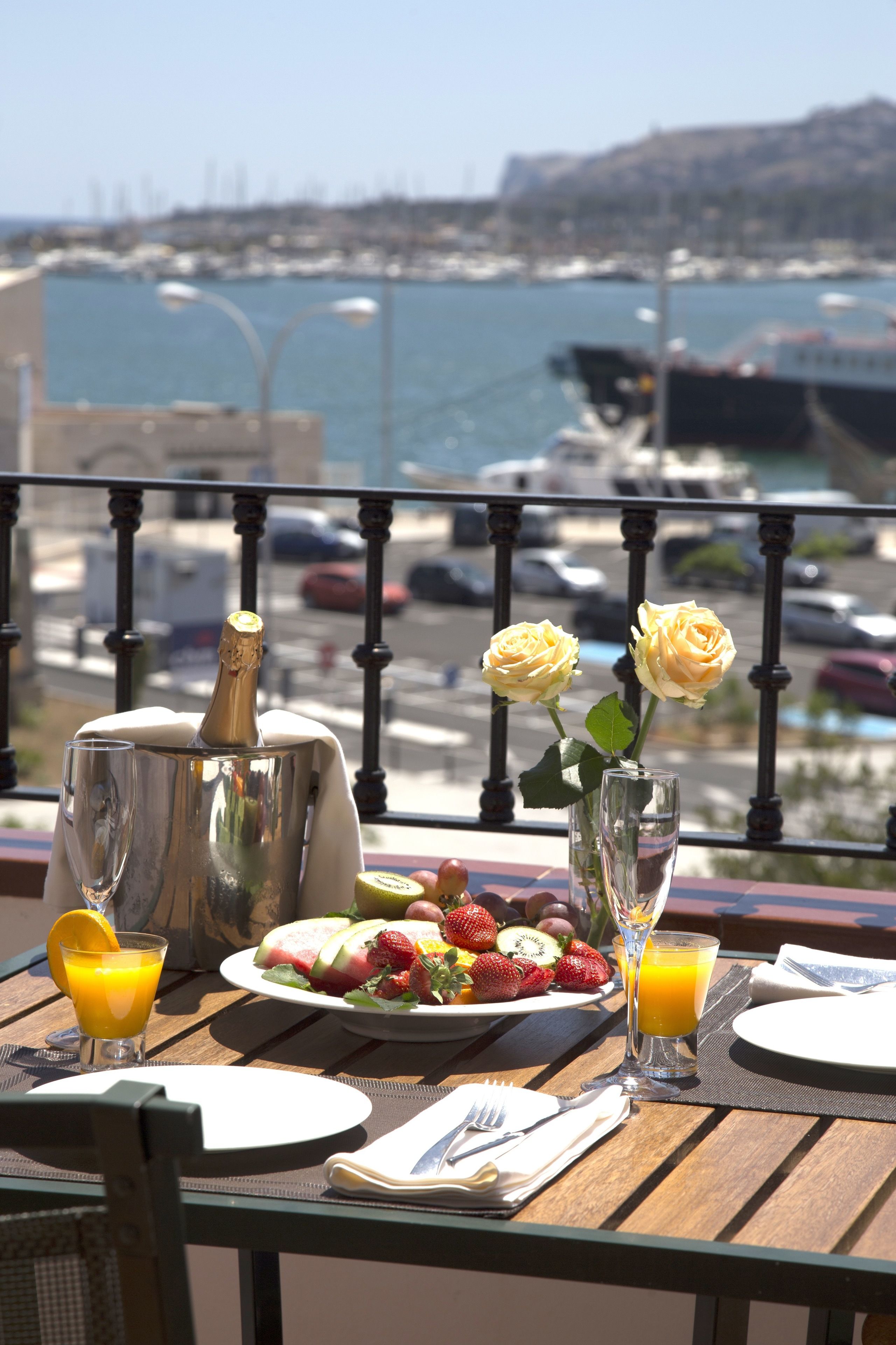 Junior supreme room harbor view | Een minibar, een kluis op de kamer, individueel gedecoreerd, een bureau