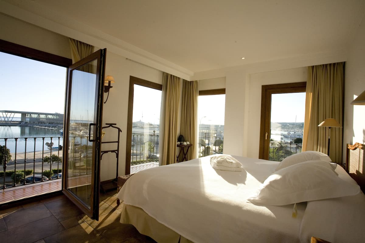 junior suite deluxe room harbor view | 1 bedroom, minibar, in-room safe, individually decorated