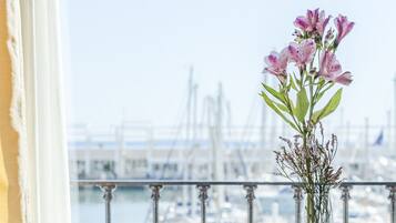 Kamer, 1 twee- of 2 eenpersoonsbedden | 1 slaapkamer, een minibar, een kluis op de kamer