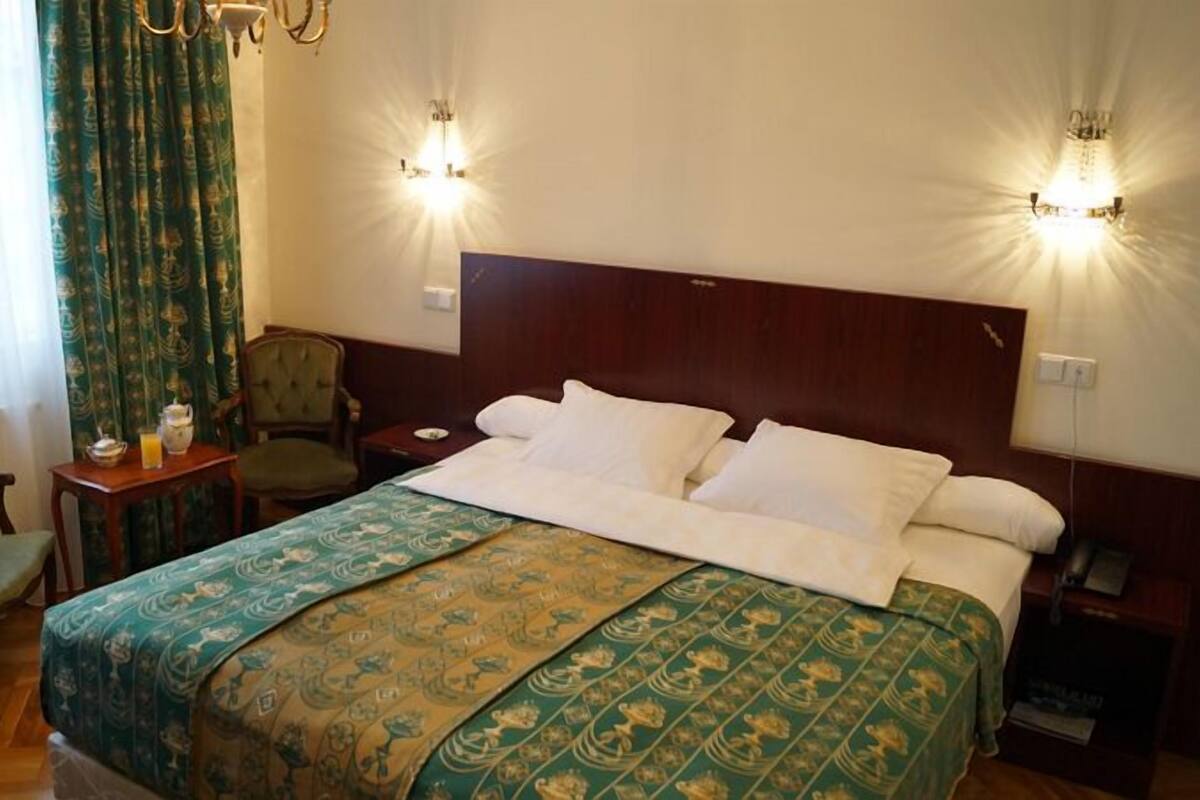 Standard Double or Twin Room | Minibar, in-room safe, desk, soundproofing