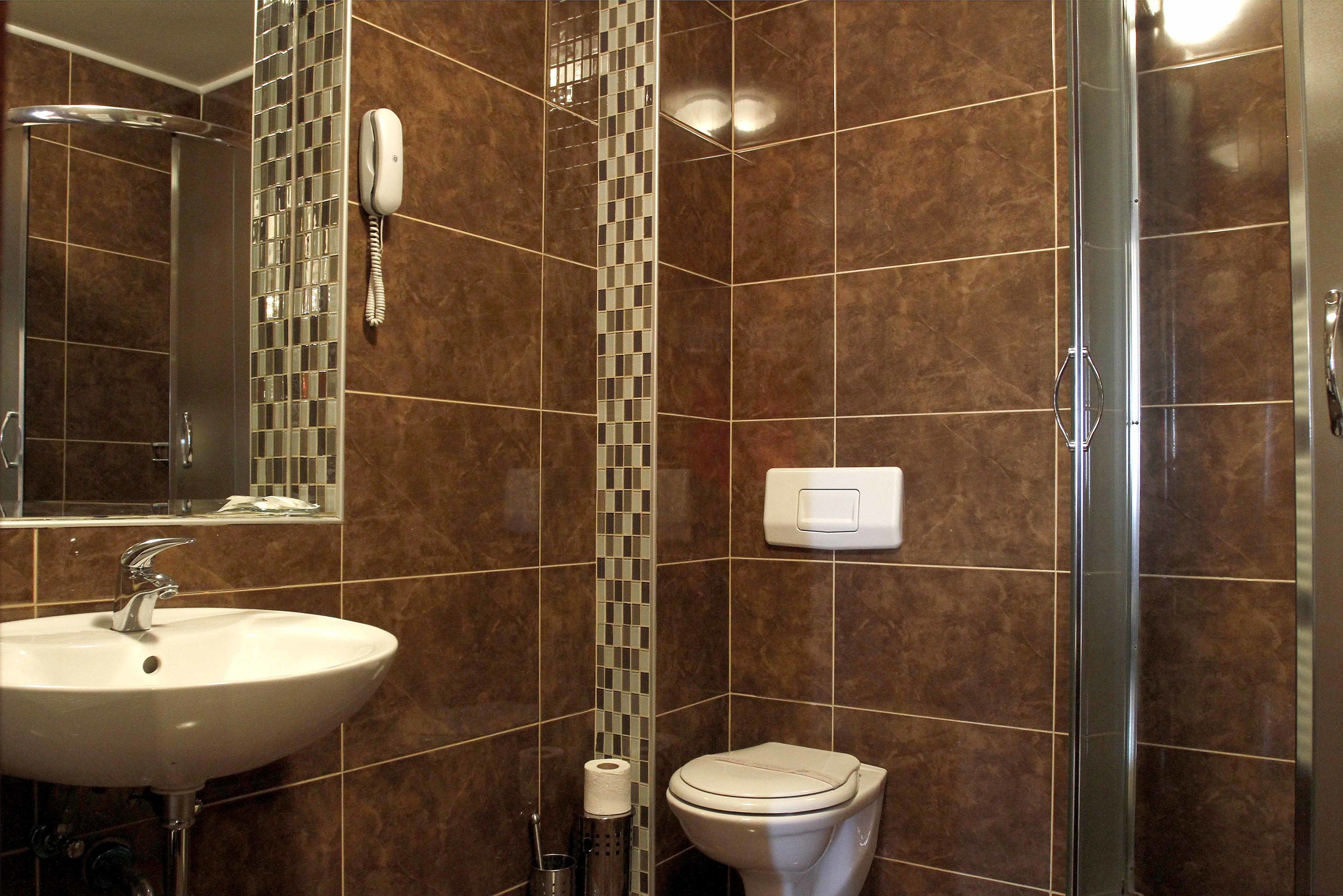 combined shower/bathtub, deep-soaking bathtub, free toiletries