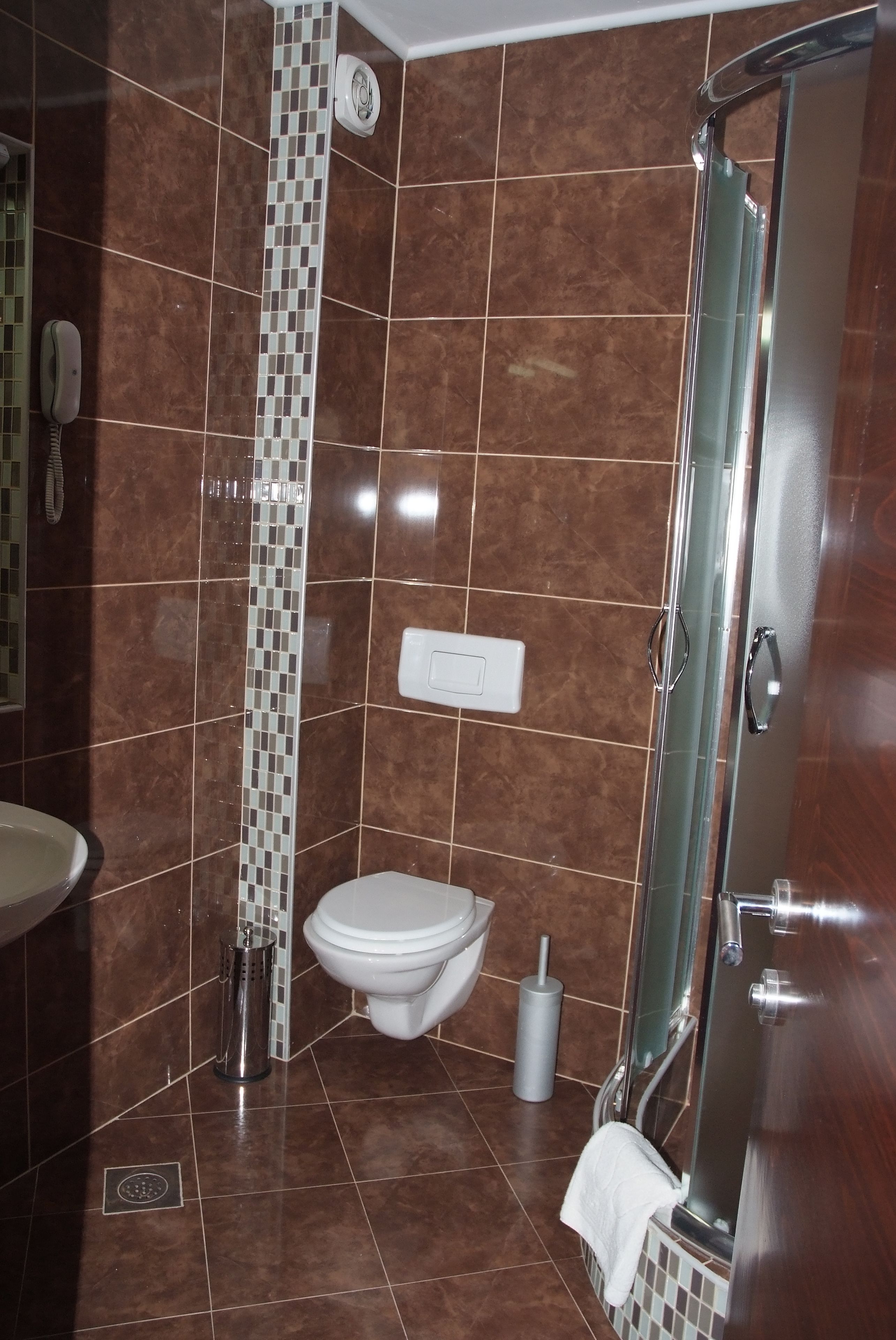 combined shower/bathtub, deep-soaking bathtub, free toiletries