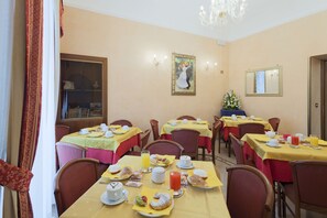 فطور أوروبي يوميًا بتكلفة قدرها (5 EUR للشخص)