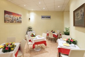 Daily continental breakfast for a fee - Oriente (Rome)