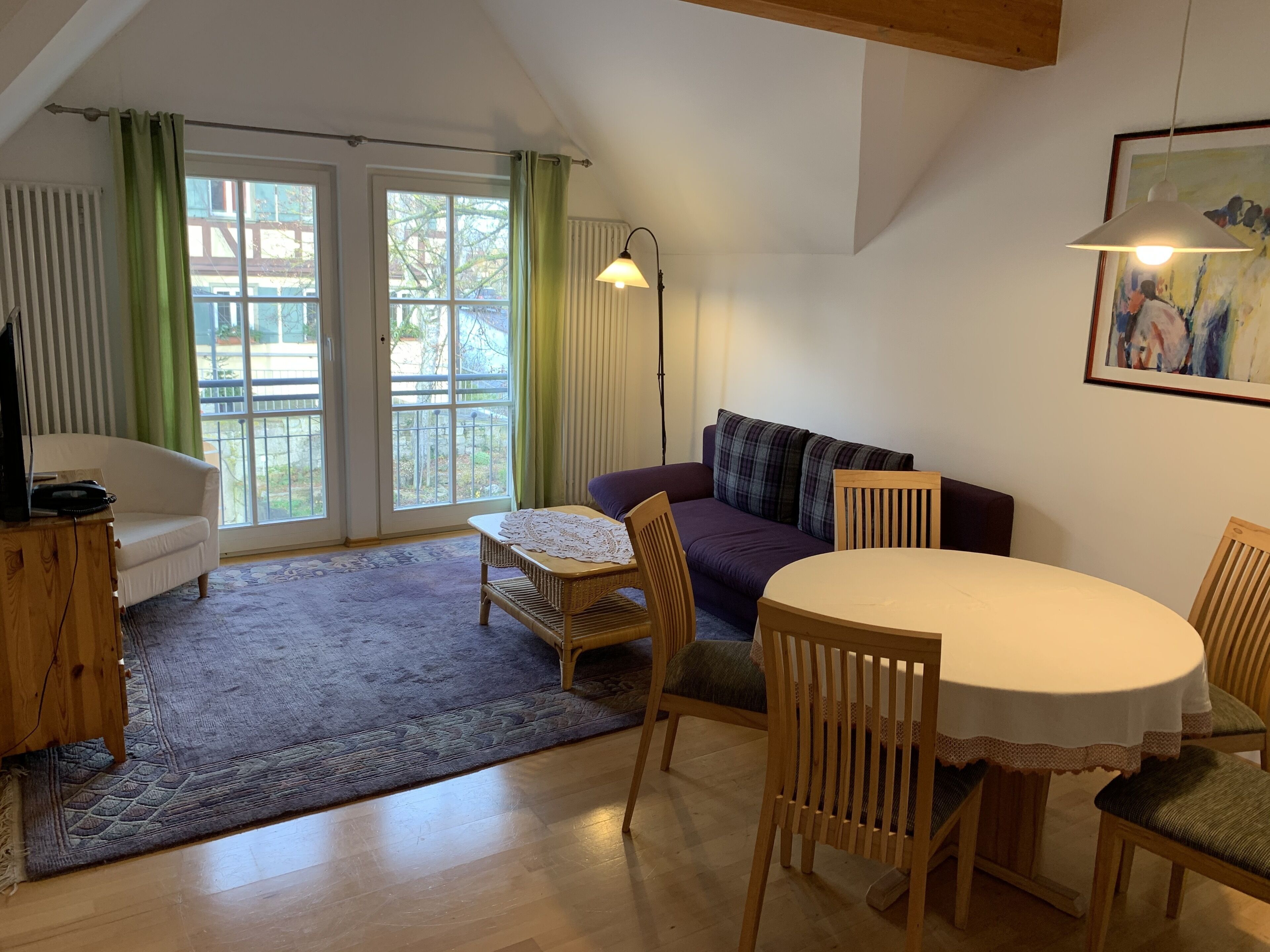 family room, 2 bedrooms, non smoking, garden view | living room | 66-cm flat-screen tv with digital channels, tv, books