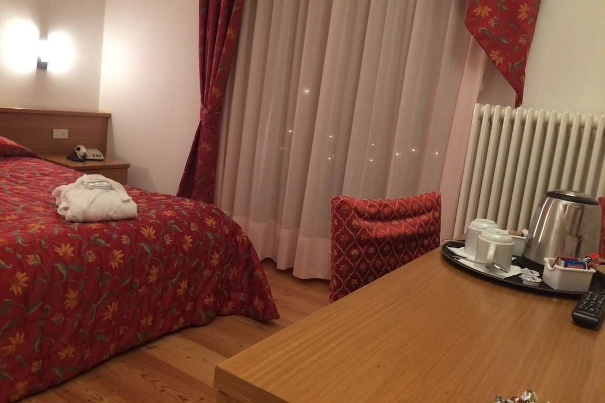 Comfort Room, Lake View (Balcony) | In-room safe, desk, free WiFi, bed sheets