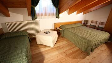 Chambre Triple | Coffres-forts dans les chambres, bureau, Wi-Fi gratuit, draps fournis