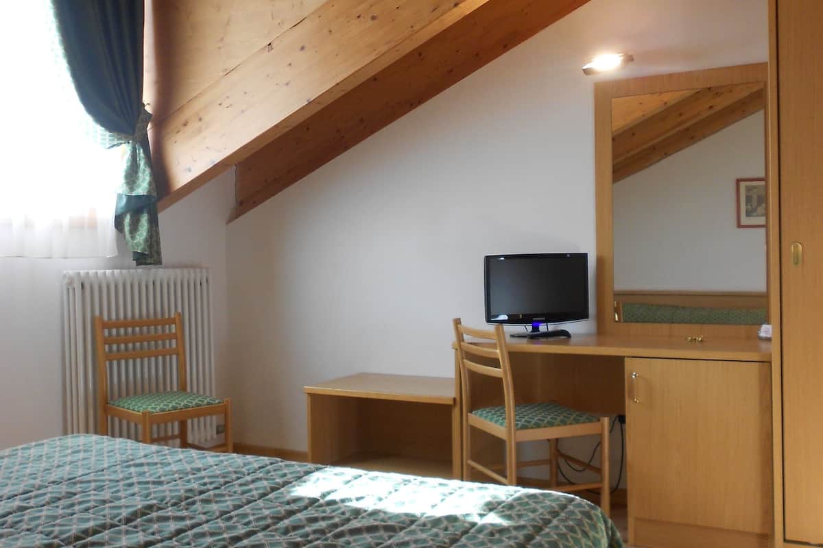 in-room safe, desk, free wifi, bed sheets