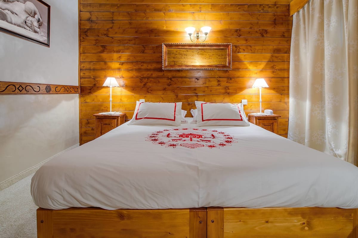 Comfort Room | In-room safe, desk, free WiFi