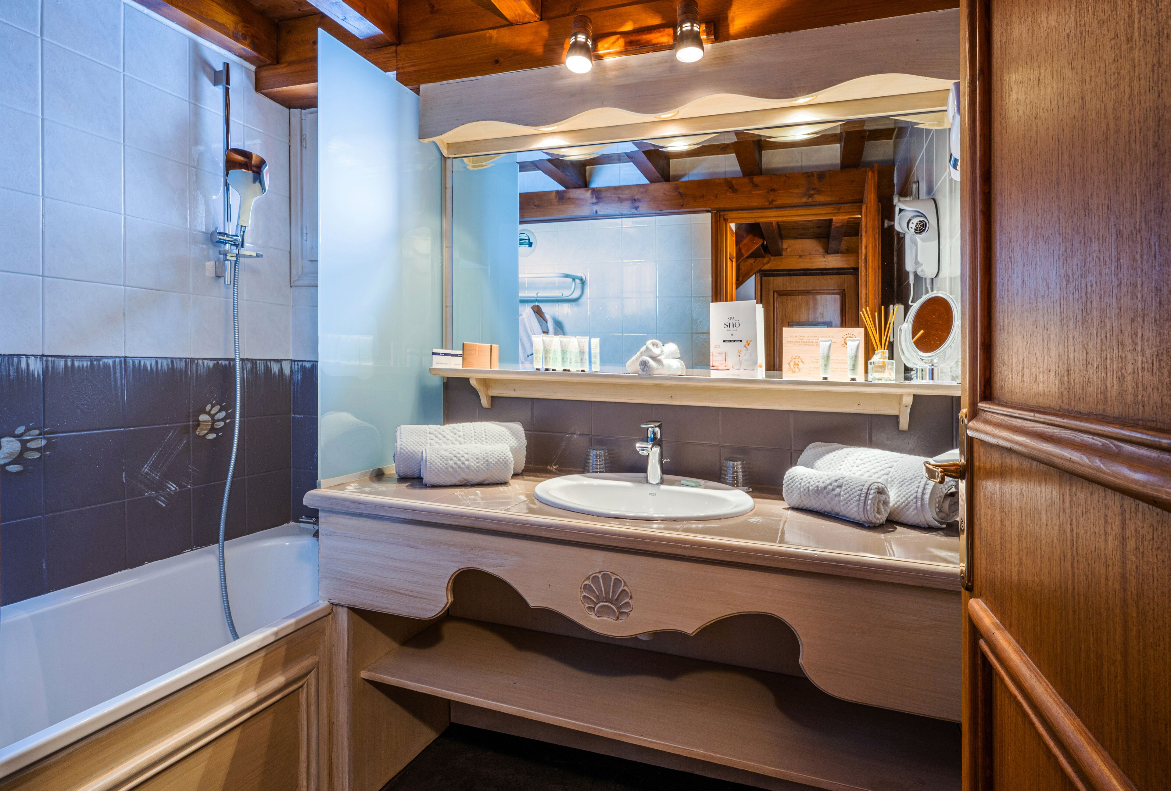 comfort suite (mezzanine) | bathroom | bathtub, free toiletries, hair dryer, bathrobes