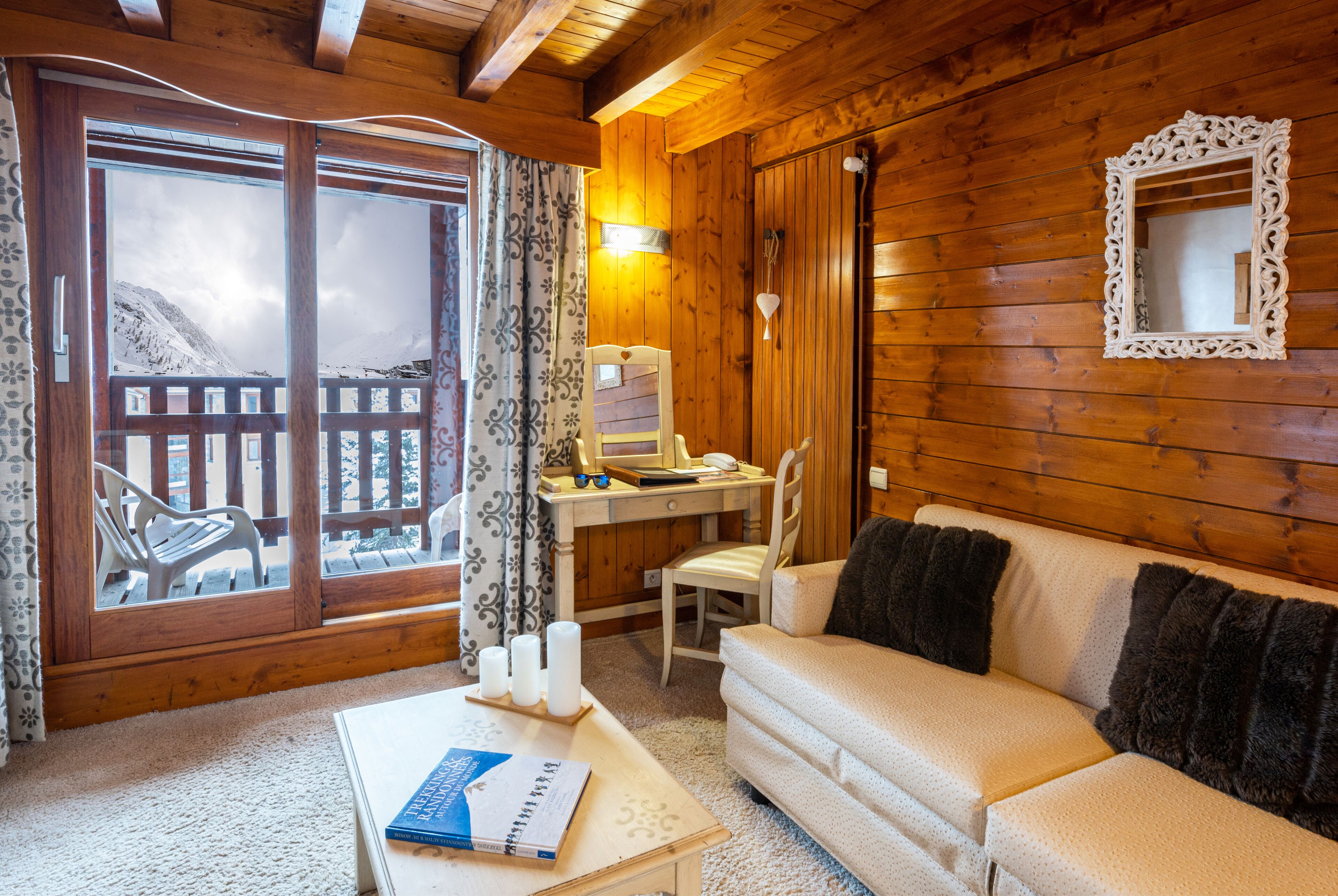 comfort suite (mezzanine) | in-room safe, desk, free wifi