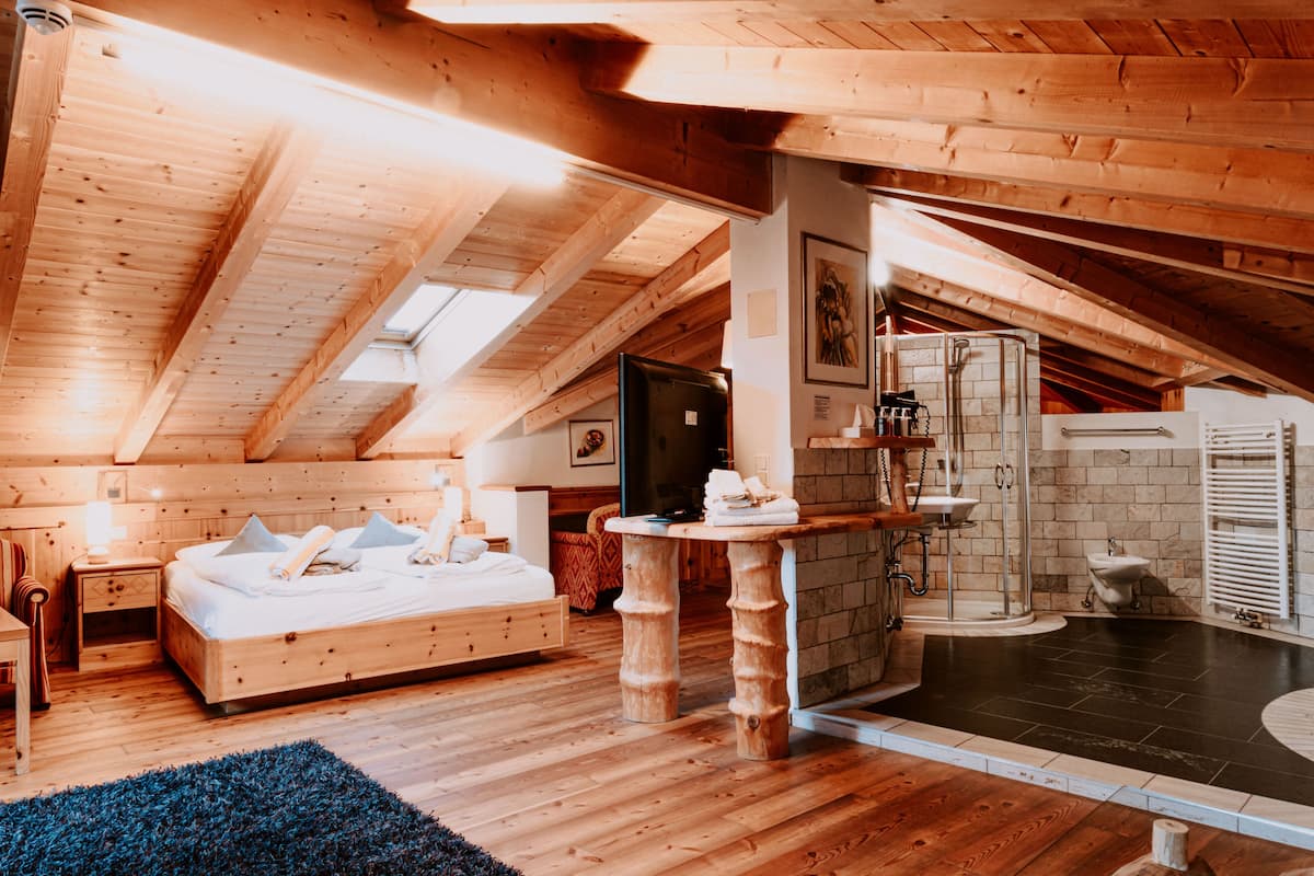 Suite Deluxe, hidromasaje | Ropa de cama de alta calidad y caja de seguridad en la habitación