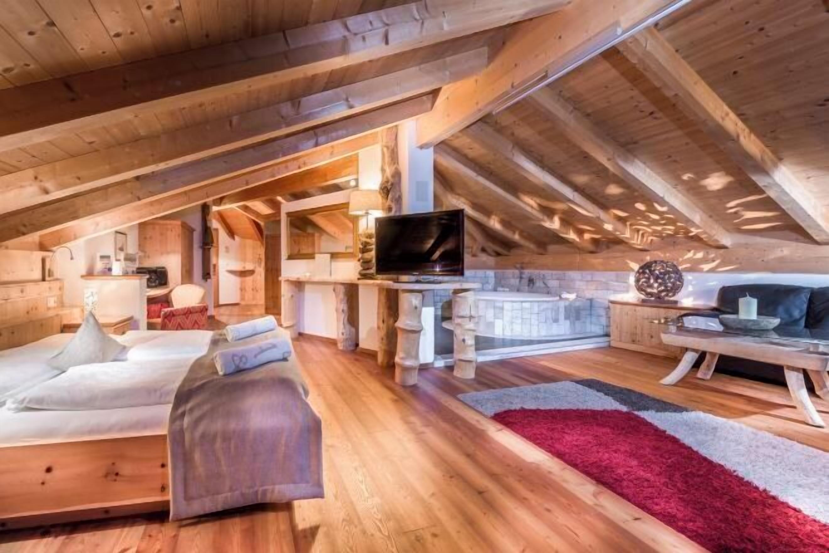 Premium bedding, in-room safe, individually decorated