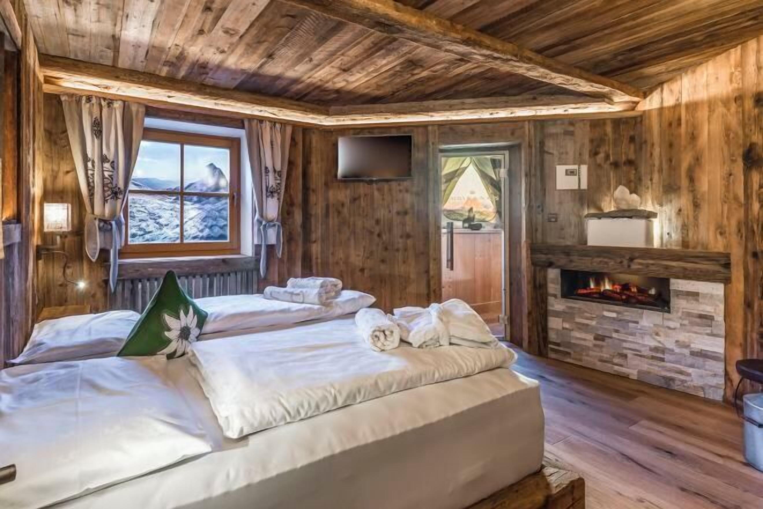 Premium bedding, in-room safe, individually decorated