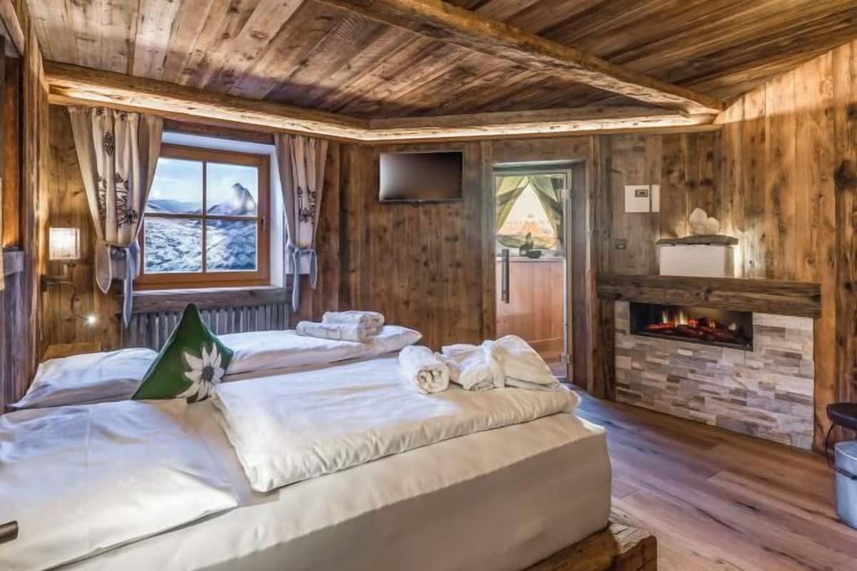 Ropa de cama de alta calidad y caja de seguridad en la habitación