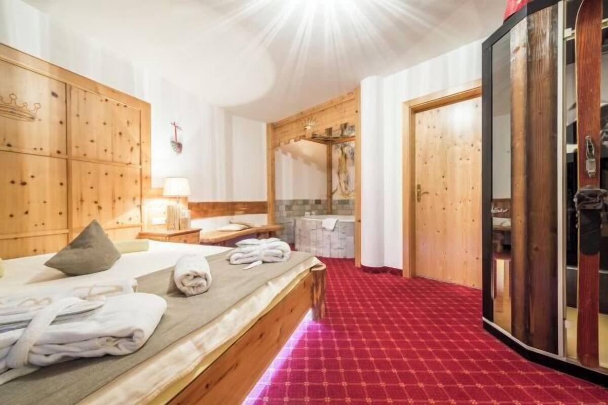 Spa | Couples treatment rooms, sauna, hot tub, steam room, body treatments