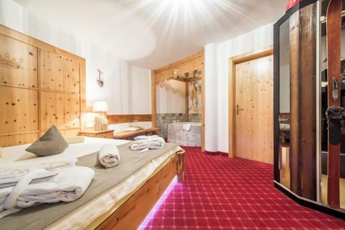 Spa | Salas de tratamiento para parejas, sauna y tina de hidromasaje