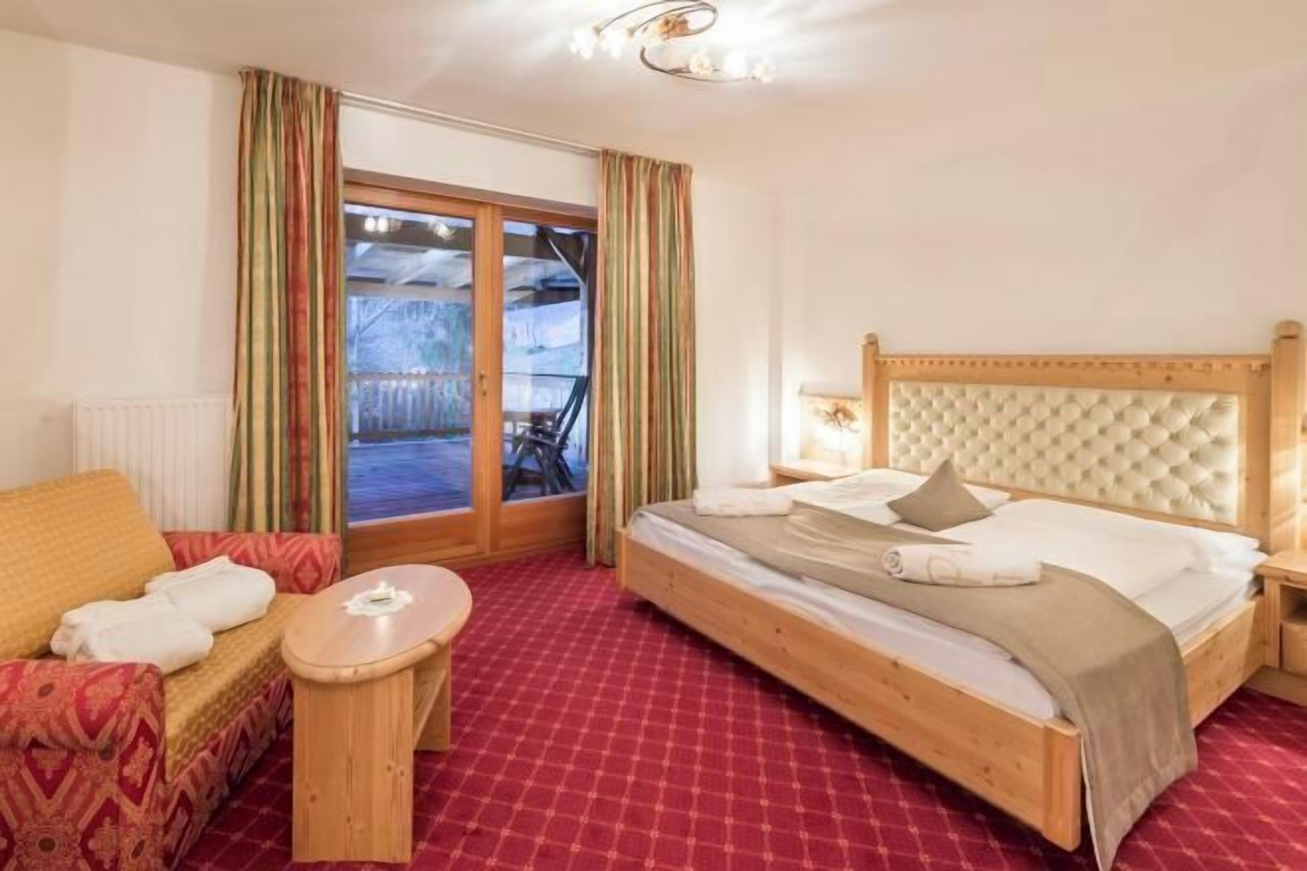 Premium bedding, in-room safe, individually decorated