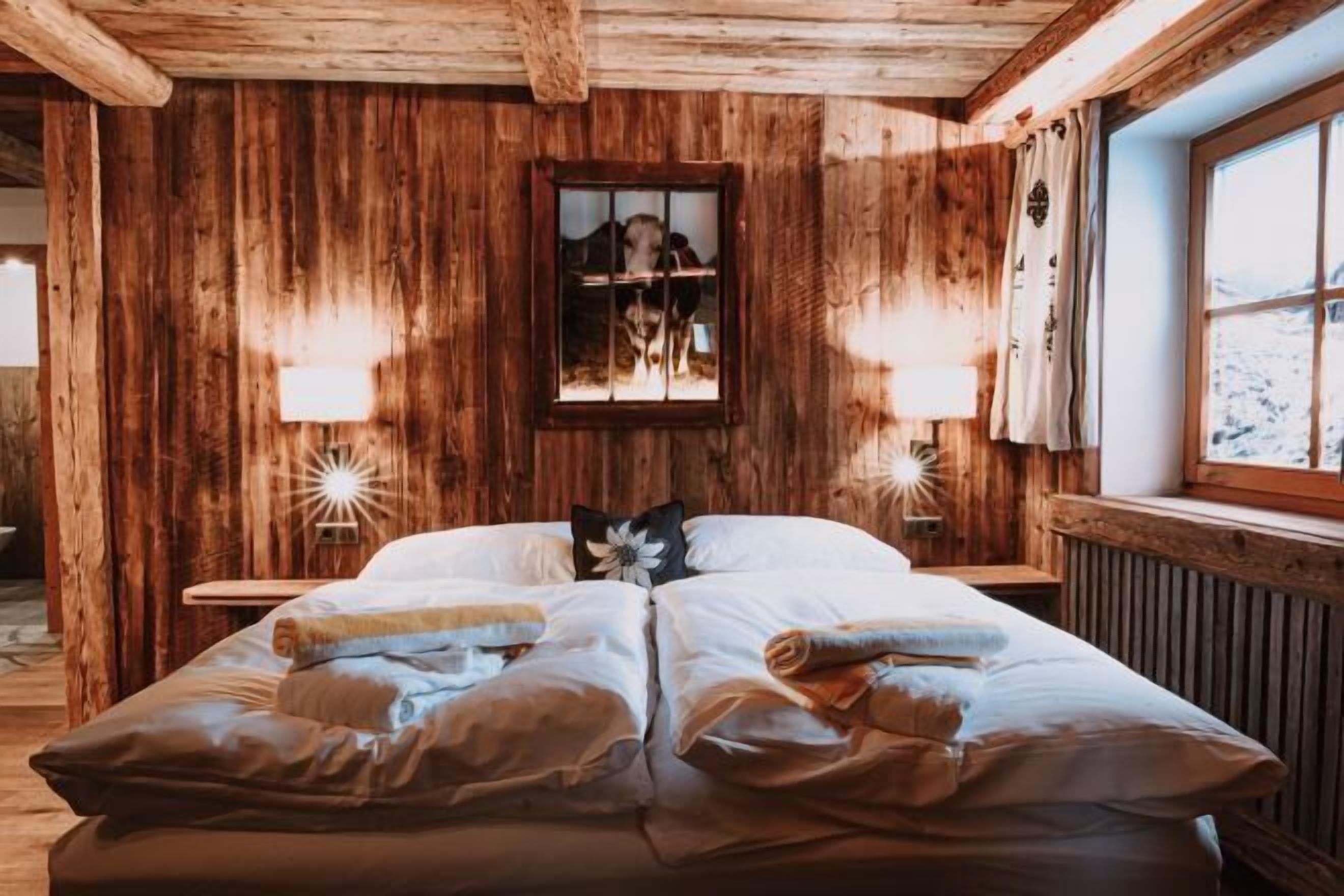 Premium bedding, in-room safe, individually decorated