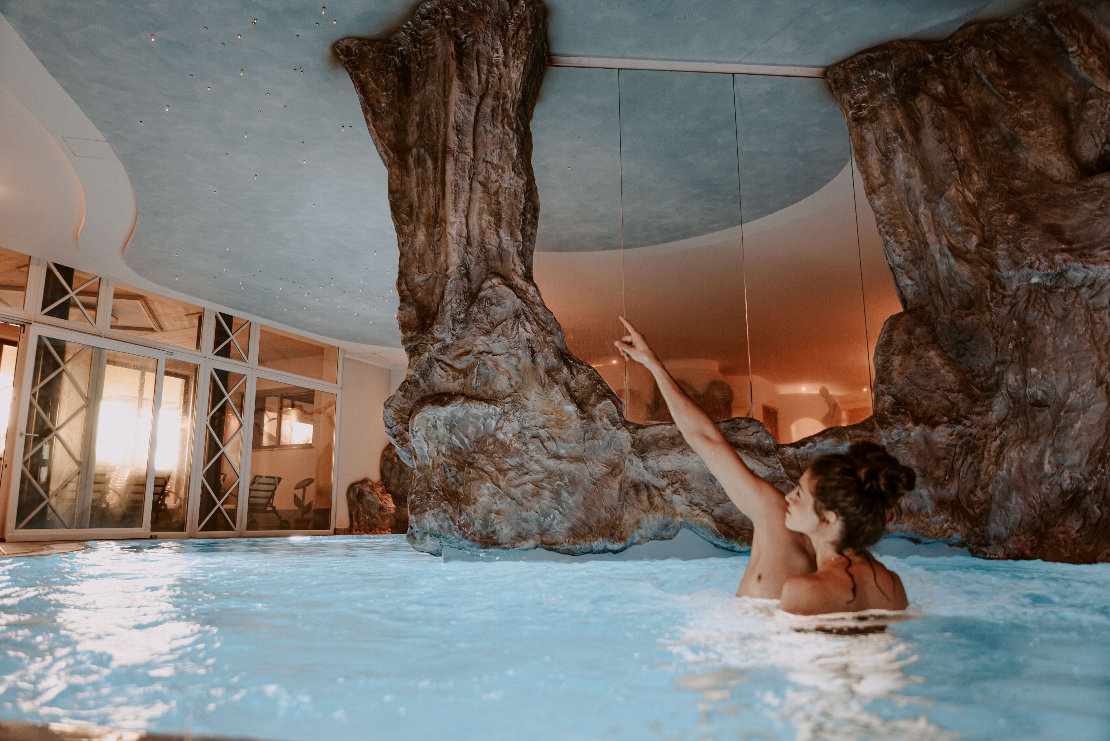 Piscine couverte, piscine extérieure, chaises longues