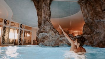 Piscina coperta, piscina all'aperto, lettini