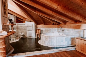 Deluxe suite, bubbelbad | Luxe beddengoed, een kluis op de kamer, individueel gedecoreerd