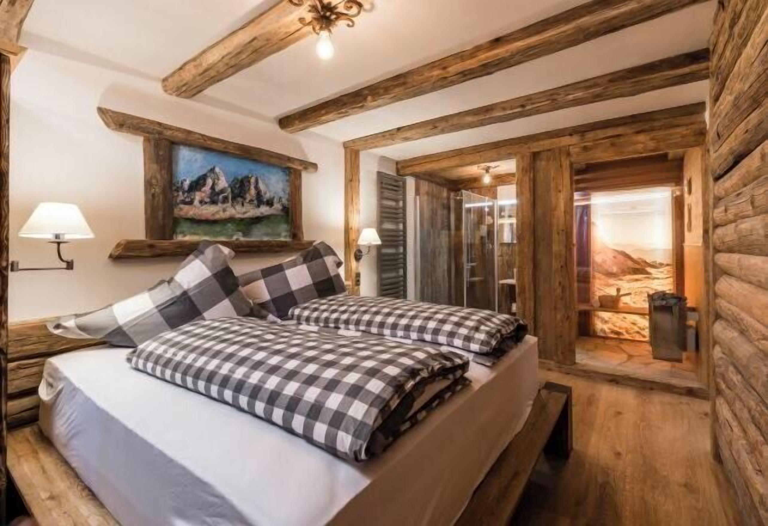 Premium bedding, in-room safe, individually decorated