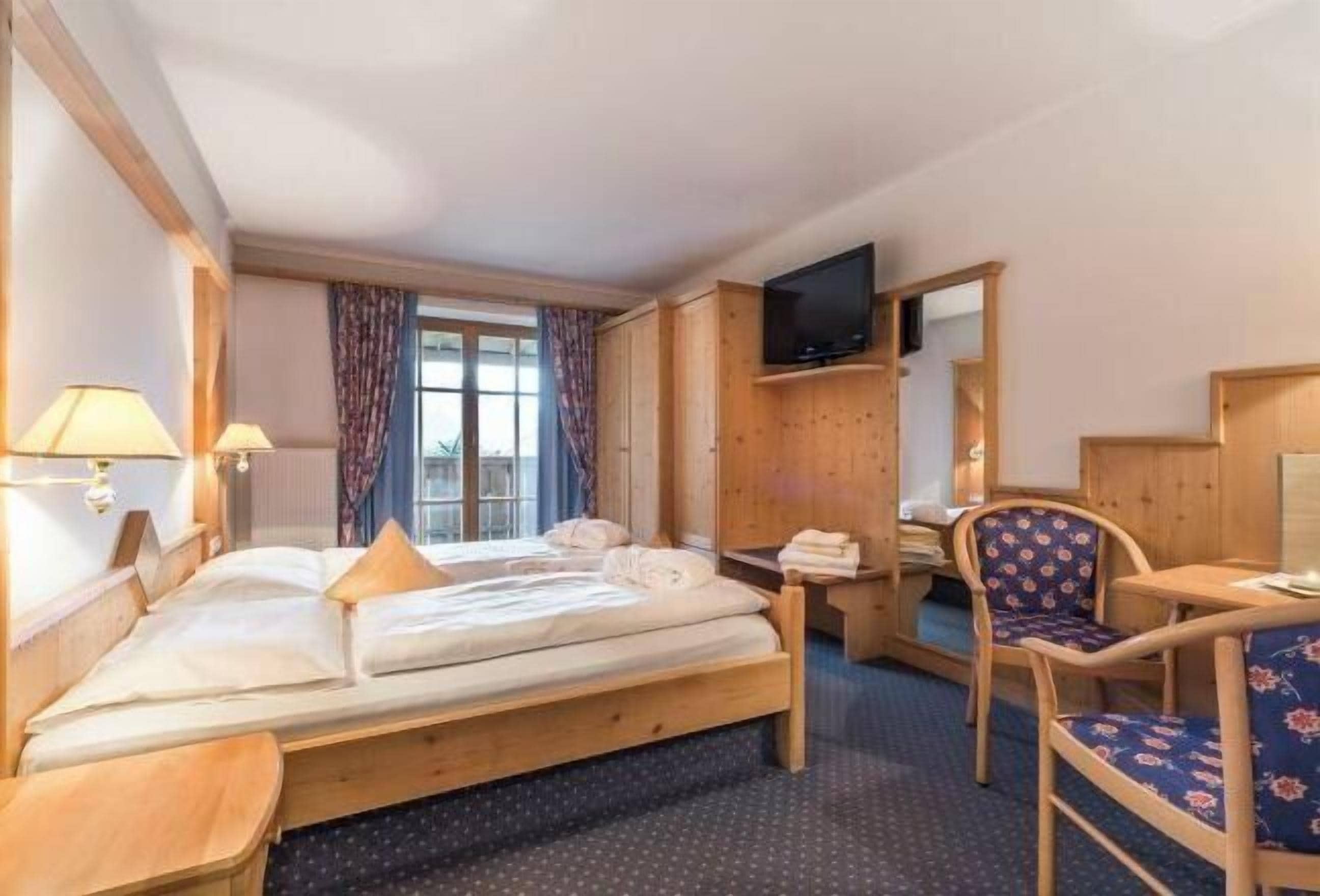 Premium bedding, in-room safe, individually decorated