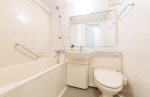 Suihkun ja ammeen yhdistelmä, ilmaiset hygieniatuotteet, hiustenkuivaaja