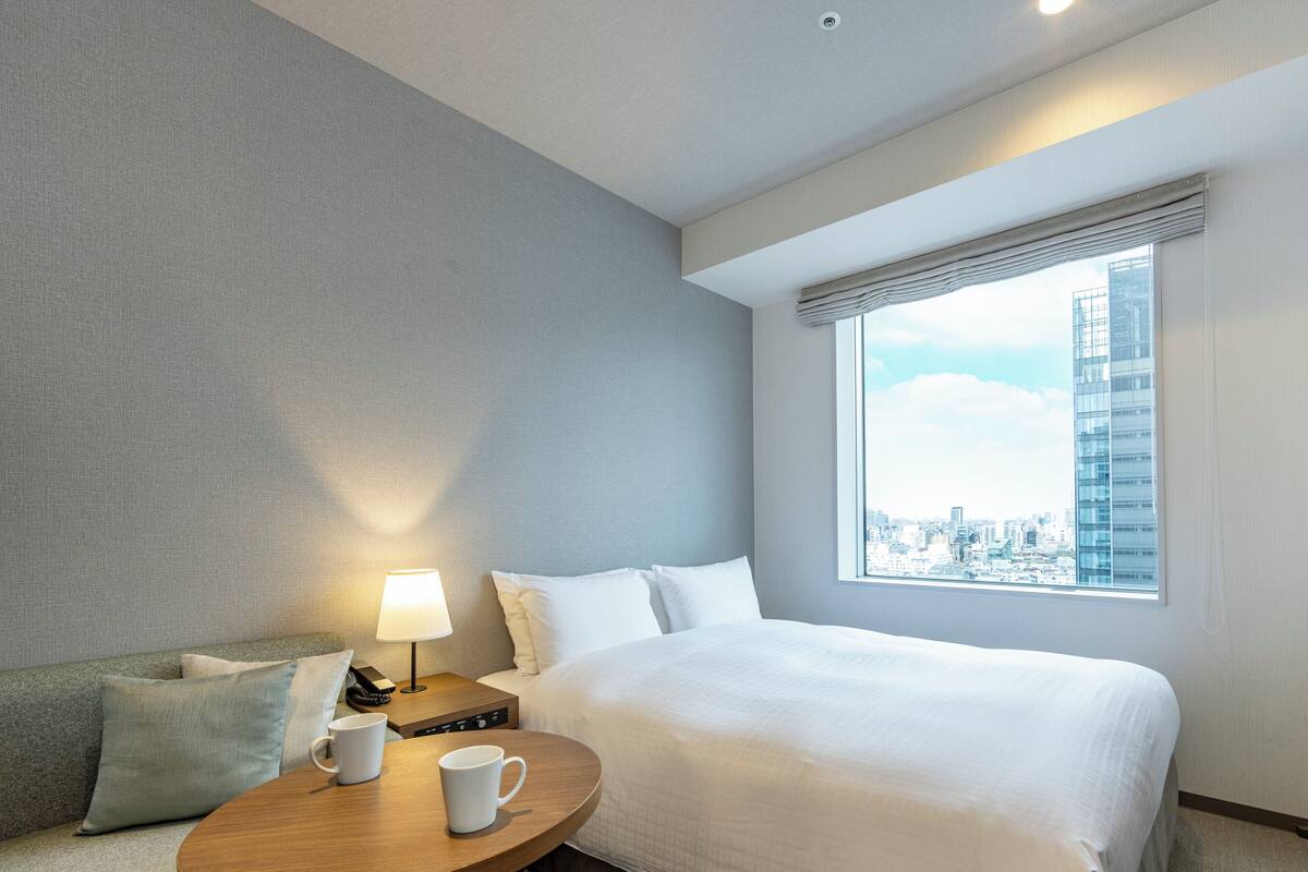 Premium bedding, in-room safe, desk, blackout drapes