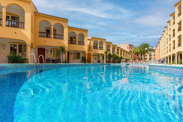 Seasonal outdoor pool, sun loungers
