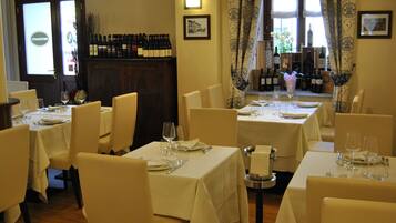 Melayani sarapan, makan siang, makan malam; sajian masakan Mediterania