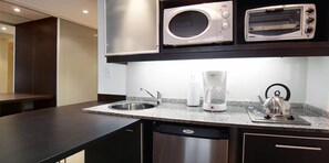 Fridge, microwave, coffee/tea maker, cookware/dishes/utensils - Espacia Suites (Buenos Aires)