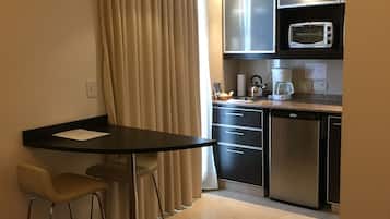 Suite estudio, 1 habitación | Cocina básica privada | Frigorífico, microondas, cafetera o tetera y utensilios de cocina