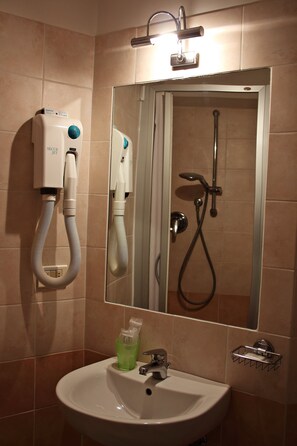 Single Room | Bathroom sink - Primavera Mini Hotel (Perugia)