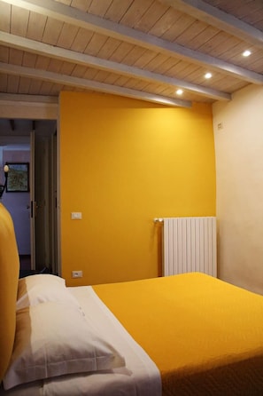 Minibar, caja de seguridad en la habitación y muebles diferentes 