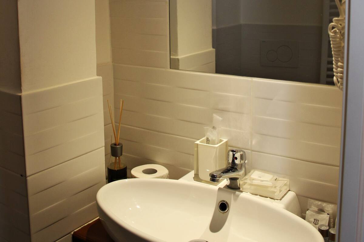 triple room | bathroom | free toiletries, hair dryer, bidet, towels