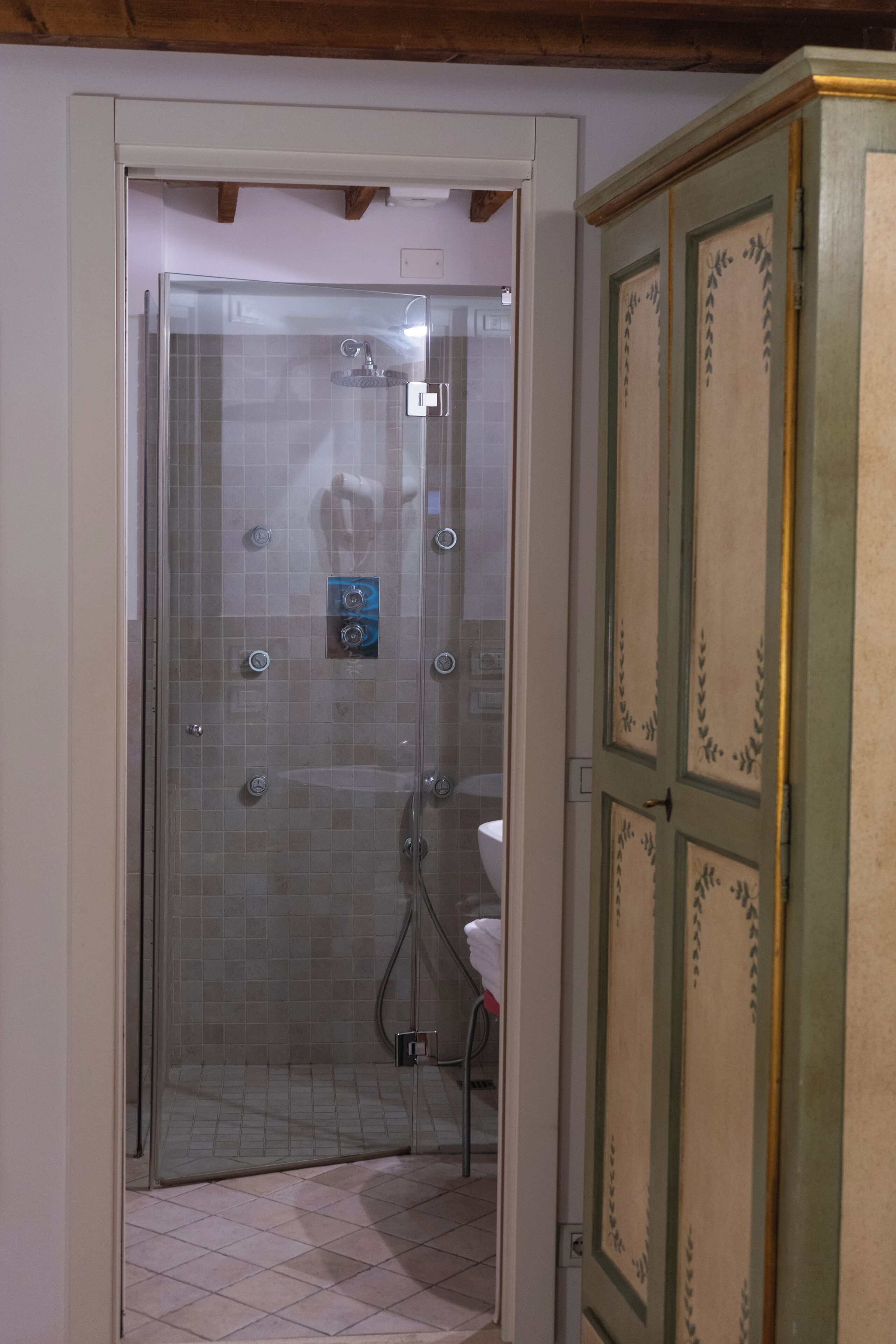 superior room | bathroom | free toiletries, hair dryer, bidet, towels