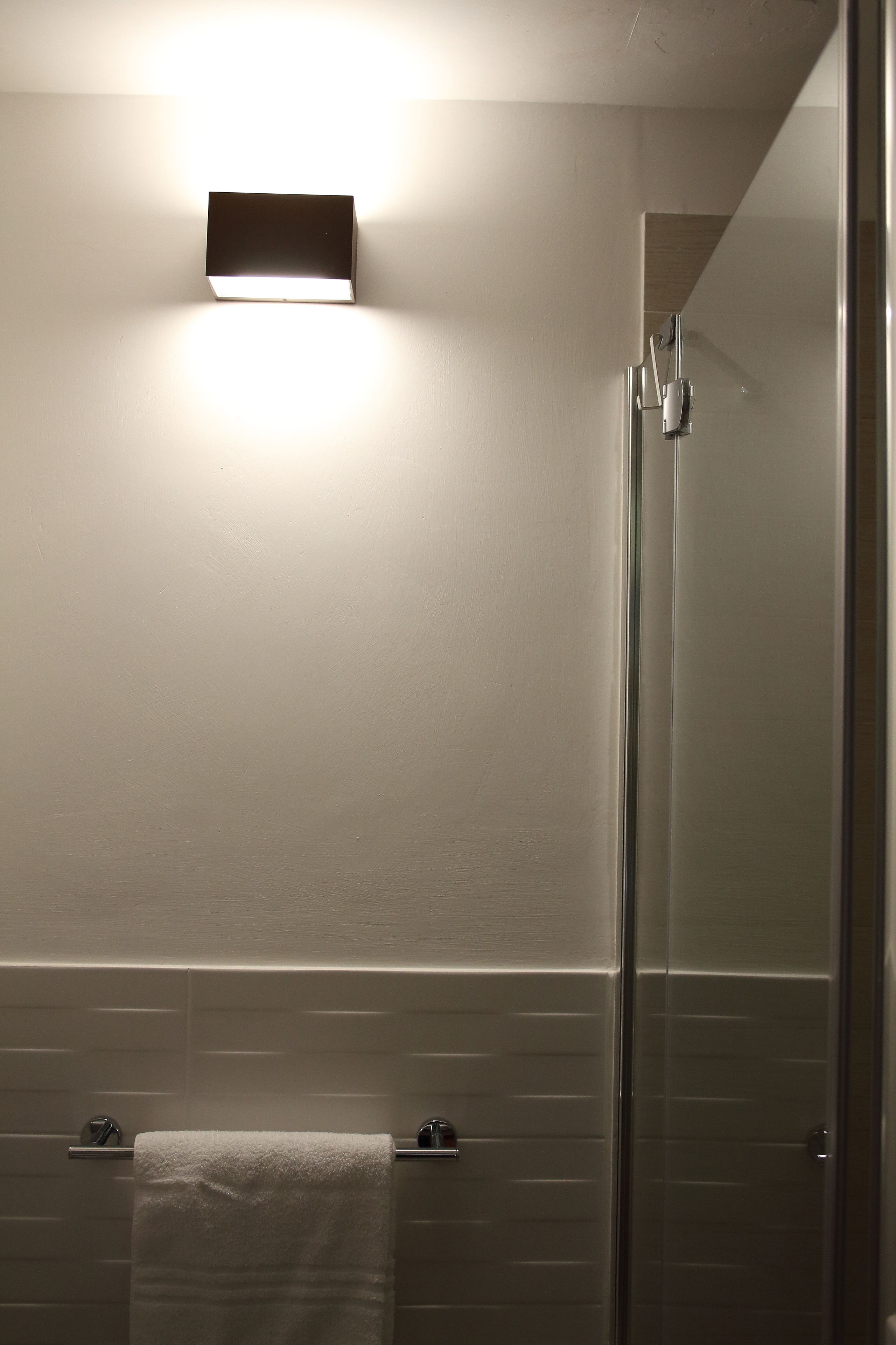 superior room | bathroom | free toiletries, hair dryer, bidet, towels