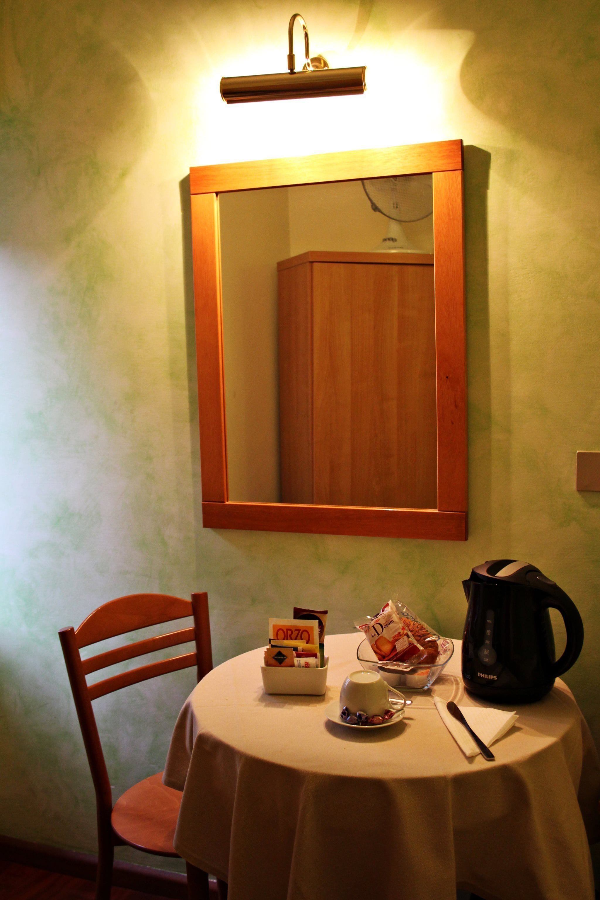 single room | minibar, in-room safe, individually furnished, desk