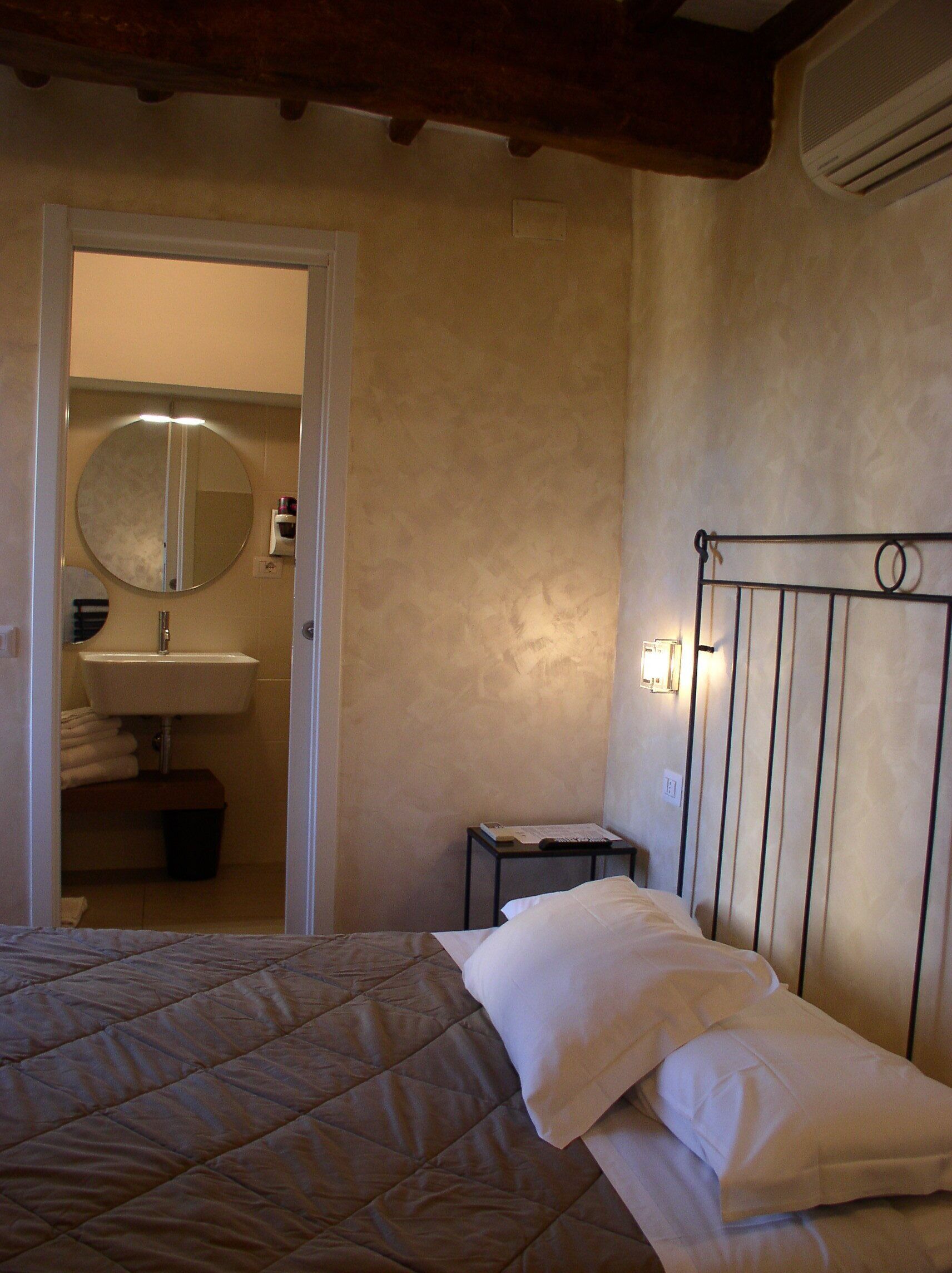 city room | minibar, in-room safe, individually furnished, desk