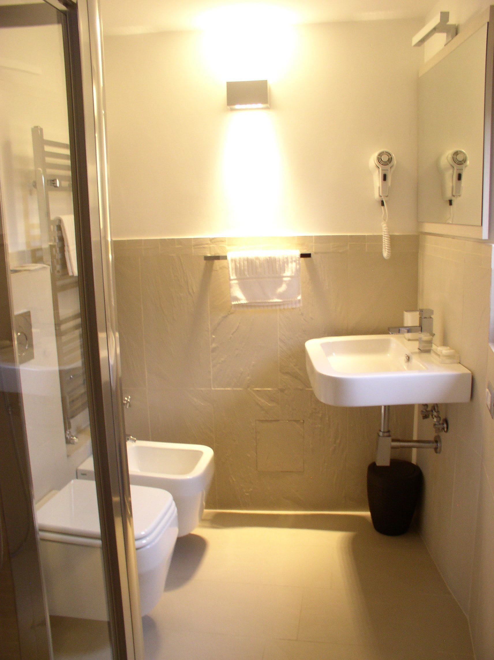 triple room | bathroom | free toiletries, hair dryer, bidet, towels