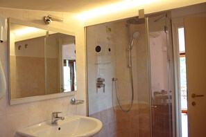 Articles de toilette (gratuits), séchoir à cheveux, bidet