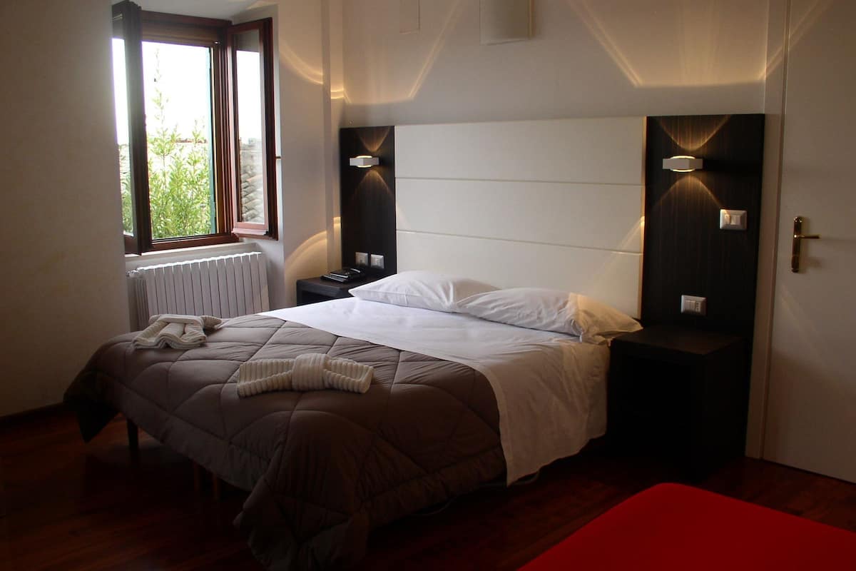 triple room | minibar, in-room safe, individually furnished, desk