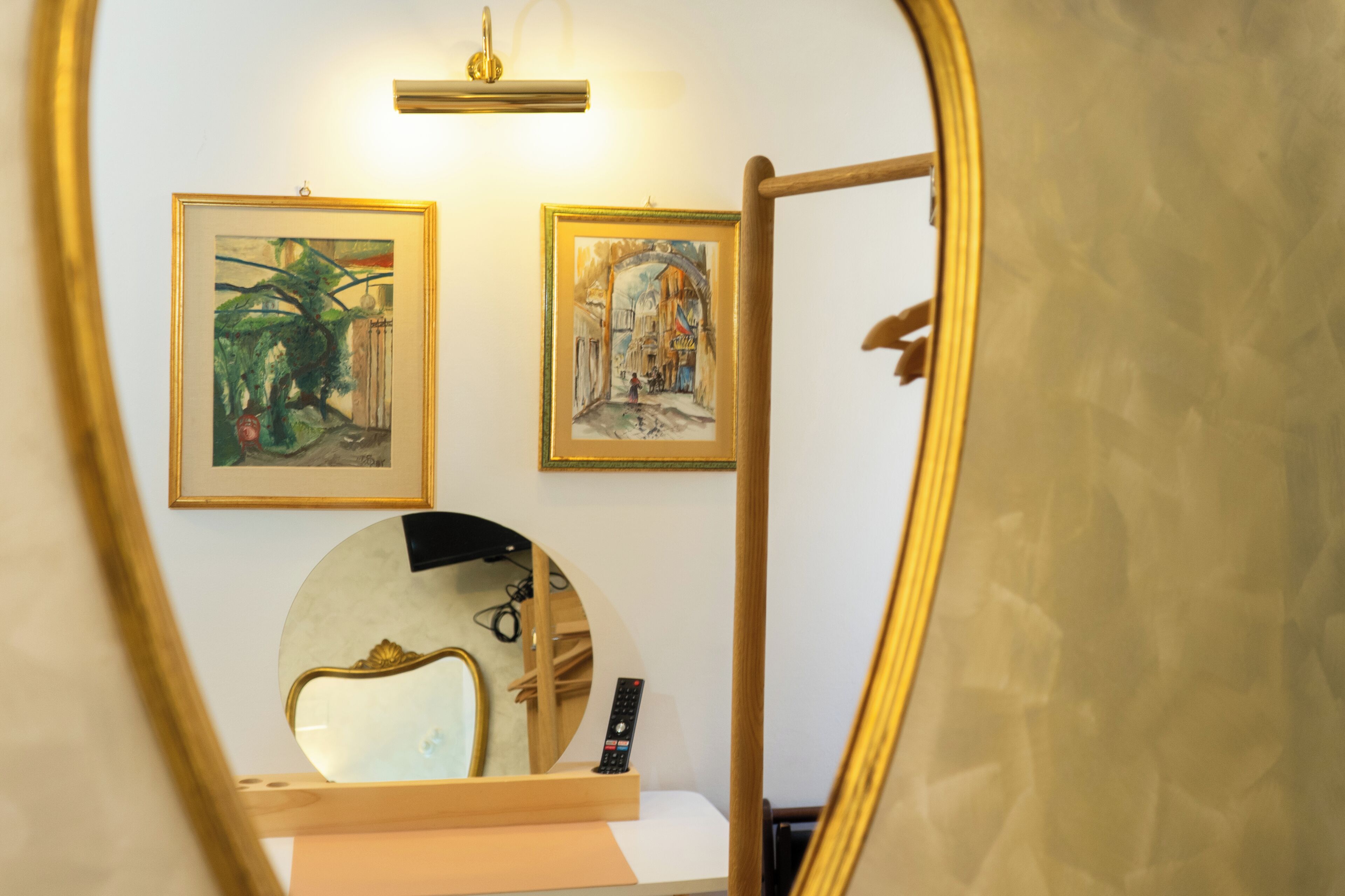 single room | minibar, in-room safe, individually furnished, desk