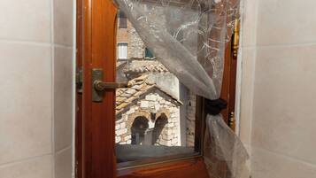 Single Room | Minibar, in-room safe, individually furnished, desk