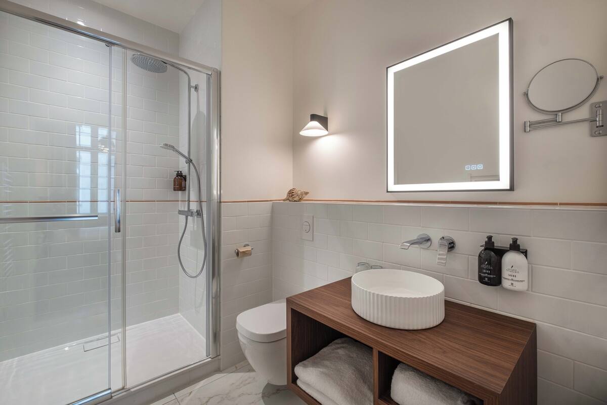 superior double room | bathroom | free toiletries, hair dryer, towels