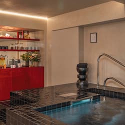 Salas de tratamiento para parejas, sauna y tina de hidromasaje