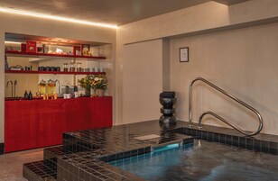 Salas de tratamiento para parejas, un sauna, una bañera de hidromasaje
