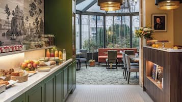 Desayuno buffet diario (EUR 19 por persona)